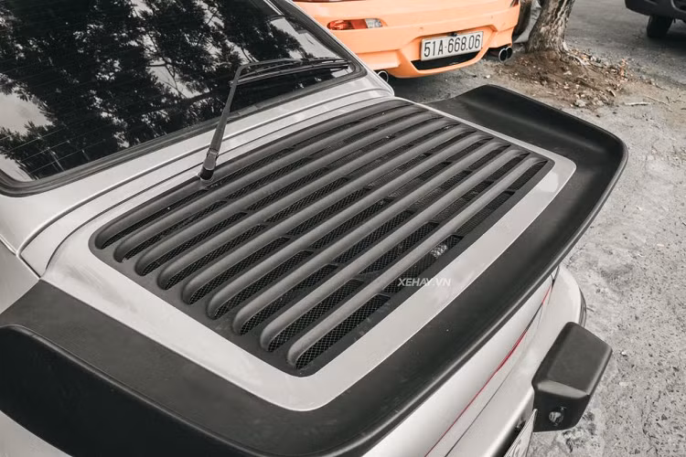 Cụ thể, xe sử dụng động cơ 6 xy-lanh 3.3L tăng áp cho ra công suất tối đa 282 mã lực và 412 Nm mô-men xoắn, giúp Porsche 930 Turbo chỉ mất 4,6 giây để tăng tốc từ 0 - 100 km/h trước khi đạt vận tốc tối đa 260 km/h.