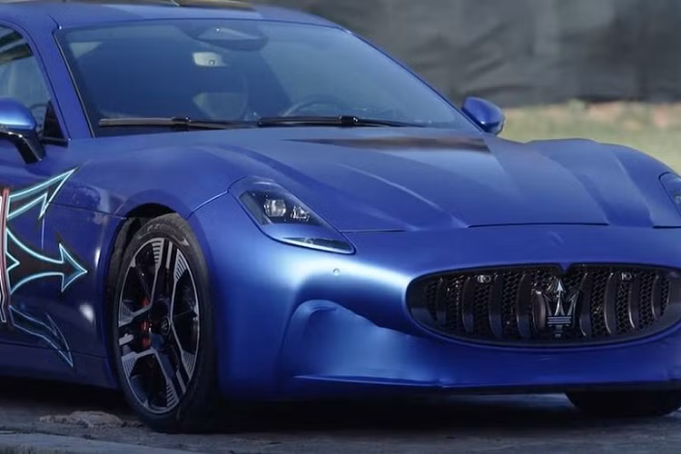 Về mặt thiết kế, qua những hình ảnh được công bố có thể thấy Maserati GranTurismo Folgore vẫn mang “kiểu dáng” GT đặc trưng với phần đầu xe được kéo dài, mui xe vuốt sâu về phía sau mượt mà còn phần đuôi thì tương đối ngắn. Phần đầu xe của GranTurismo Folgore mang ngôn ngữ thiết kế của MC20 với lưới tản nhiệt rộng và đặt thấp, trong khi đèn pha vuốt ngược được đặt cao hơn.