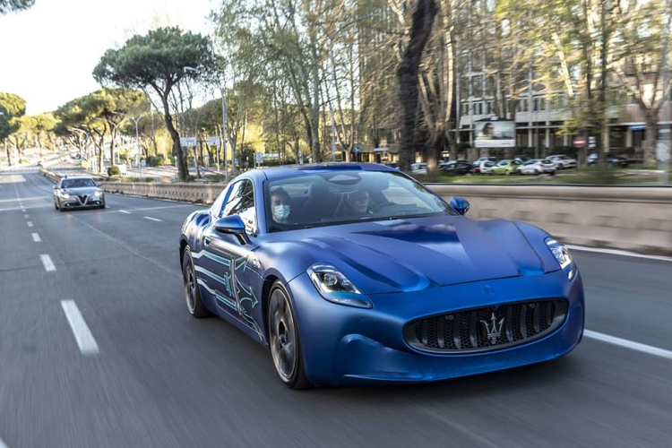 Ngoài động cơ điện thuần tuý, Maserati GranTurismo Folgore sẽ có tùy chọn động cơ xăng và hybrid. Xe cũng có biến thể Spyder/GranCabrio. Một số nguồn tin cho biết, GranTurismo Folgore sẽ có thêm bản động cơ tăng áp kép Nettuno V6 mạnh 621 mã lực.