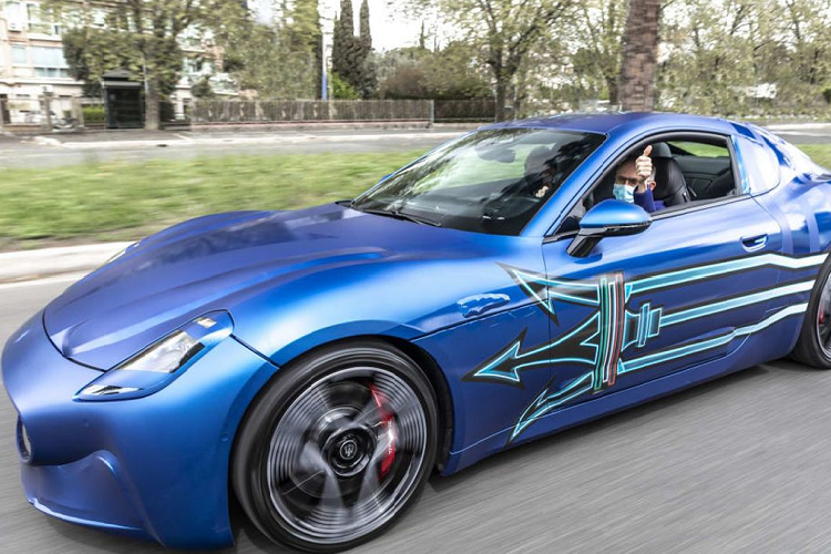 Maserati sẽ đặt tên cho các mẫu xe thuần điện trong tương lai của mình là Folgore - từ tiếng Ý có nghĩa là “tia chớp”, nhằm nhấn mạnh tới sức mạnh vào tốc độ. Theo công bố từ nhà sản xuất, siêu xe điện Maserati GranTurismo Folgore có công suất tới hơn 1.200 mã lực, từ ba động cơ điện.