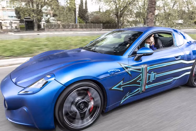 Maserati sẽ đặt tên cho các mẫu xe thuần điện trong tương lai của mình là Folgore - từ tiếng Ý có nghĩa là “tia chớp”, nhằm nhấn mạnh tới sức mạnh vào tốc độ. Theo công bố từ nhà sản xuất, siêu xe điện Maserati GranTurismo Folgore có công suất tới hơn 1.200 mã lực, từ ba động cơ điện.