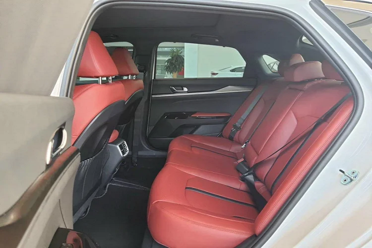 Ngoài ra hàng ghế đầu của xe chỉnh điện có làm mát và sưởi, sưởi ấm hàng ghế sau, điều hòa tự động 2 vùng độc lập, đèn nội thất Mood Light, rèm che nắng cửa sổ sau, gương chiếu hậu bên trong chống chói tự động, cửa sổ trời toàn cảnh Panorama, sạc điện thoại không dây và tính năng khởi động từ xa.