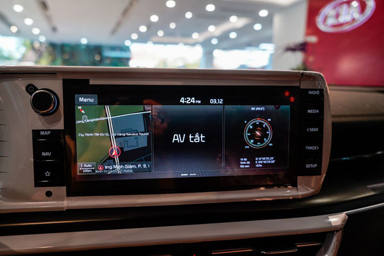 Nội thất bên trong đầy hiện đại với bảng đồng hồ kỹ thuật số sau vô lăng, màn hình giải trí 10,25 inch có kết nối Apple CarPlay/Android Auto. Các trang bị tiện nghi gồm có màn hình hiển thị kính lái HUD, 12 loa Bose, phanh tay điện tử tích hợp giữ phanh tự động,...