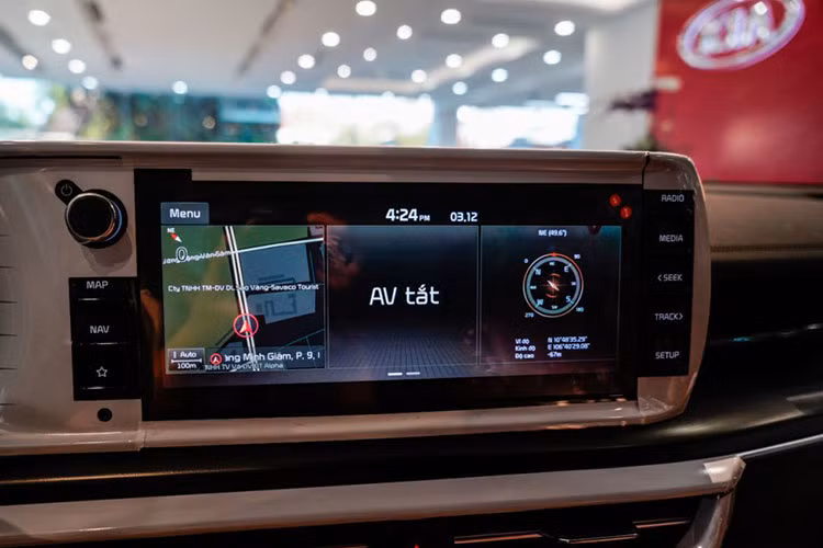 Nội thất bên trong đầy hiện đại với bảng đồng hồ kỹ thuật số sau vô lăng, màn hình giải trí 10,25 inch có kết nối Apple CarPlay/Android Auto. Các trang bị tiện nghi gồm có màn hình hiển thị kính lái HUD, 12 loa Bose, phanh tay điện tử tích hợp giữ phanh tự động,...