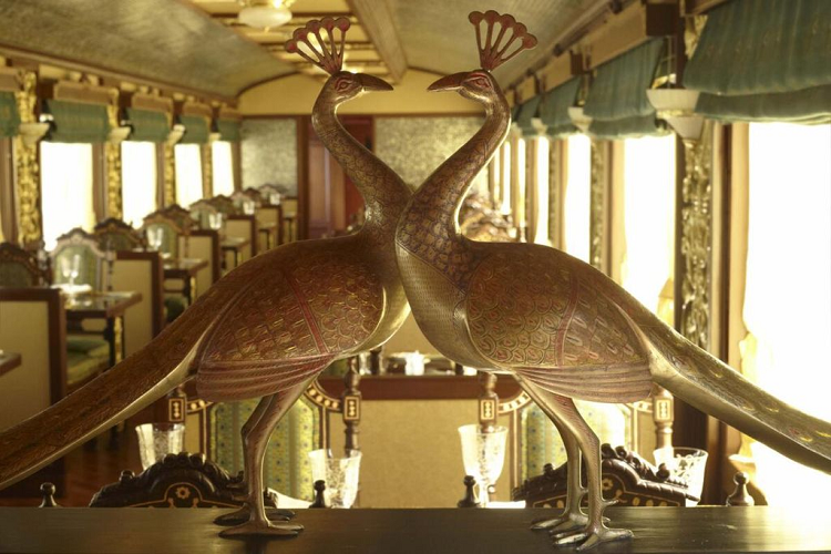 Mỗi cabin trên tàu Maharajas ' Express đều được cung cấp phòng tắm, TV, đầu DVD, Internet, điều hoà, mini bar,…và cửa sổ lớn để hành khách có thể thưởng thức cảnh đẹp của Ấn Độ.