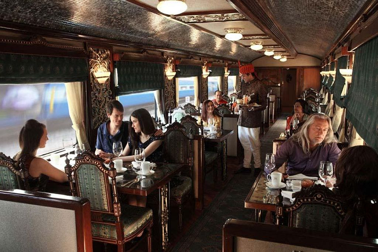 Các toa tàu dành cho hành khách được đặt tên theo các loại đá quý khác nhau như: Moti (Ngọc trai), Heera (kim cương), Neelam (Sapphire xanh), Feroza (Ngọc lam), Monga (San hô), Pukhraj (Sapphire),… .