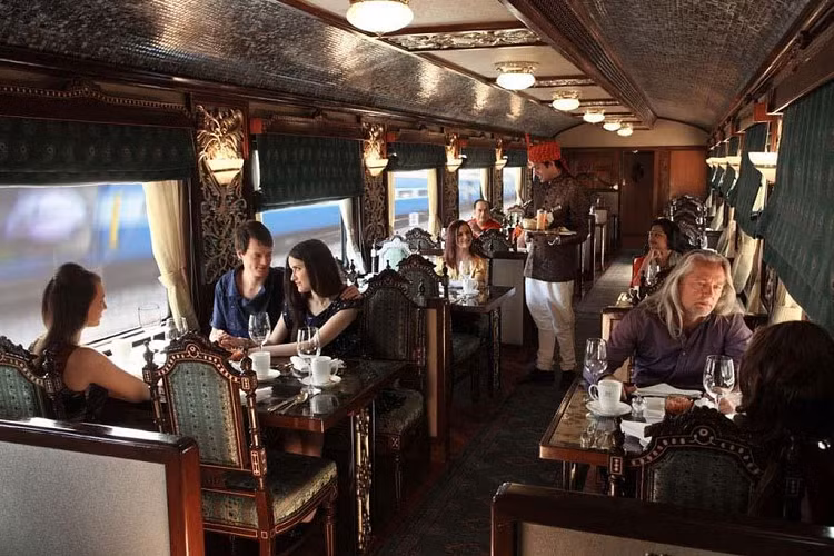 Các toa tàu dành cho hành khách được đặt tên theo các loại đá quý khác nhau như: Moti (Ngọc trai), Heera (kim cương), Neelam (Sapphire xanh), Feroza (Ngọc lam), Monga (San hô), Pukhraj (Sapphire),… .