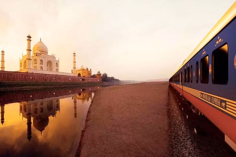 Chiếc tàu Maharajas ' Express sang chảnh được thiết kế để tái hiện sự sang trọng và trang nhã của toa cá nhân của những maharajas – người cai trị/vị vua tối cao thời kỳ đầu với nội thất mang đầy nét hoài niệm. Tiện nghi trên tàu Maharajas' Express gồm có 2 nhà hàng với trần kiểu mái vòm, 1 phòng quan sát và 43 cabin.