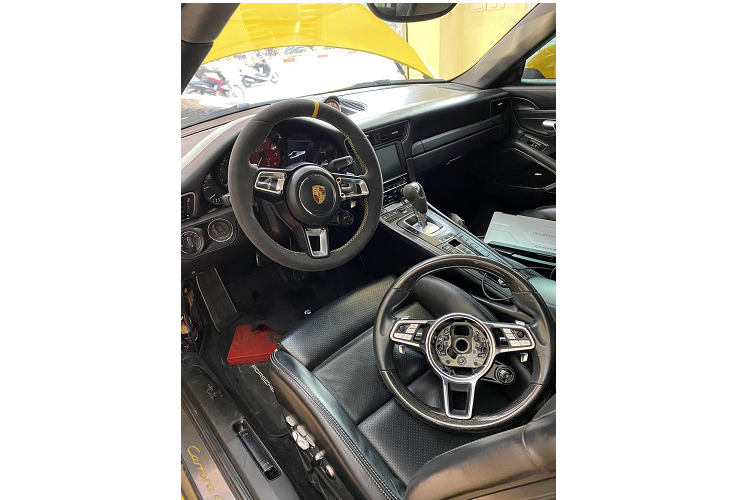 Ban đầu, người này mua lại chiếc Porsche 911 Carrera với giá chỉ 5 tỷ đồng, tất nhiên đã bao gồm đồ chơi tùy chọn theo xe mà chủ trước lựa, sau đó, một danh sách dài các món đồ cần thay đã được anh lập ra như đèn pha và đèn hậu phong cách GT3, cùng với đó là cản va trước/sau, mâm lốp và 2/3 nội thất đã được thay mới hoàn toàn, giúp xe lột xác theo ý muốn của anh.