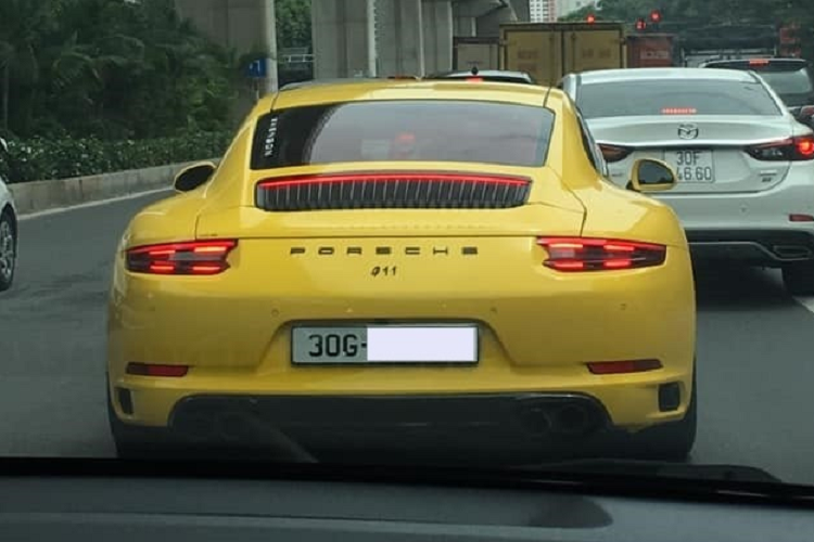 Chi phí đắt nhất trong các món đồ chơi trên chiếc xe thể thao Porsche 911 Carrera đời cũ này là rạp hát đến từ bộ loa của Burmester có giá 250 triệu đồng. Và trong vụ việc trên, pô của xe to như thế là do chủ nhân đã chi ra hơn nửa tỷ đồng để lắp khẩu pháo của IPE theo phong cách xe đua F1.