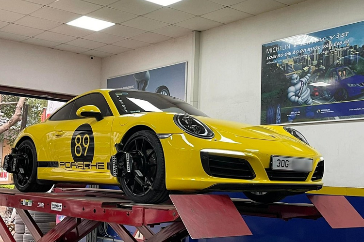 Đáng nói hơn, nhiều người từng dành lời khen cho sự chịu chơi, chịu chi với đam mê của một chủ nhân xe Porsche 911 Carrera ở Hà Nội nhưng cho đến sáng ngày 21/10, hành động trong vụ va chạm giao thông với một người điều khiển xe ô tô khác đã khiến tay chơi này mất điểm, thậm chí có người còn cho rằng anh có tiền nhưng thiếu tinh tế trong cách ứng xử khi tham gia giao thông.