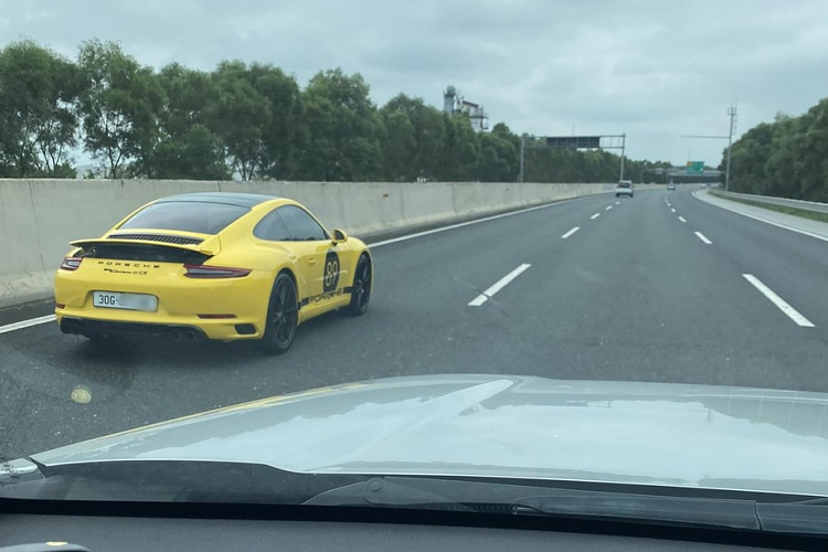 Sau va chạm, 2 bên xuống xe giải quyết nhưng câu chuyện lại đi quá xa với những lời lớn tiếng. Tức mình, lái xe Porsche 911 vào khoang lái, thể hiện chất xe thể thao trứ danh của hãng xe Đức gần 6 thập kỷ qua với màn nẹt pô "rúng động" 1 góc phố Minh Khai. Sau đó là màn lùi xe rất dứt khoát và tăng tốc về trước mặc kệ đã xảy ra va quẹt với chiếc xe ô tô gắn camera hành trình.