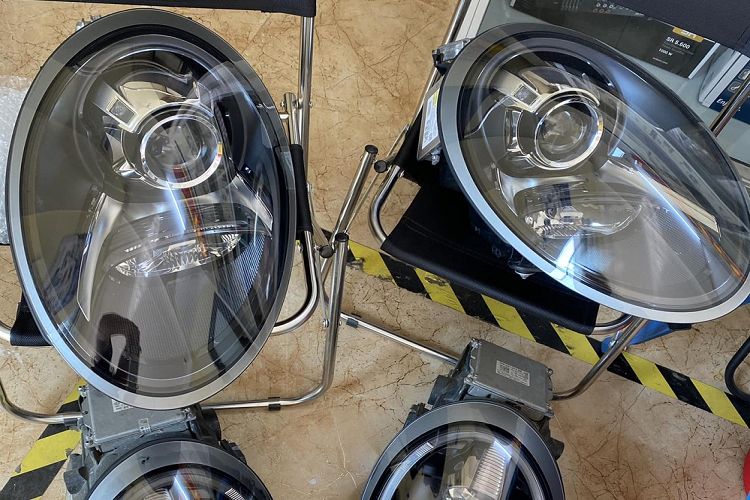 Vụ va chạm giao thông trên đã dẫn đến cuộc tranh cãi trên mạng xã hội và phần đông lên án cách điều khiển xe của chủ nhân chiếc Porsche 911 Carrera đời cũ. Thông tin chúng tôi có được, chiếc xe Porsche 911 Carrera này đã lên kha khá đồ chơi rất xịn xò và chủ xe phải chi ra gần 3 tỷ đồng để nâng cấp.