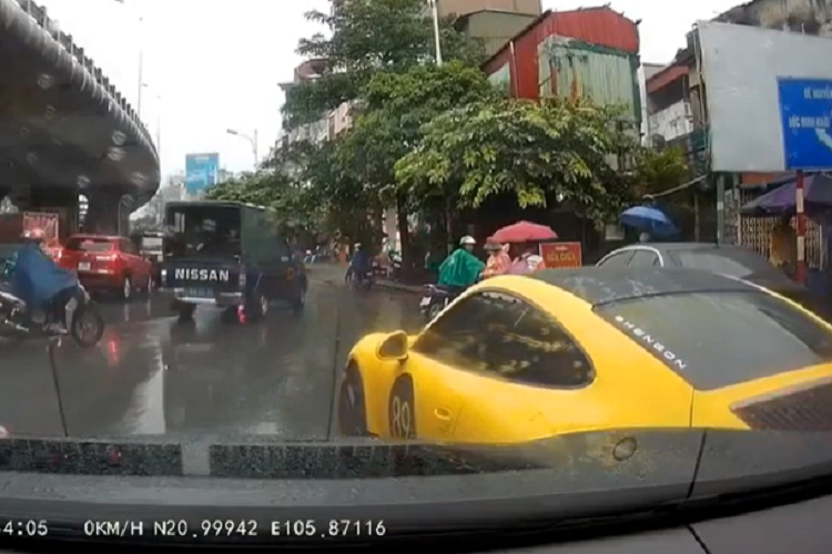 Gần đây, do lâu ngày sử dụng, chủ nhân của chiếc xe Porsche 911 Carrera cảm thấy cần nâng cấp thêm vài đồ chơi mới và hệ thống chiếu sáng xenon đã được lựa chọn, giúp đôi mắt của chiếc xe thể thao này sáng hơn. Sau cùng là việc trang bị mới cho chiếc xe thể thao mình yêu thích bộ vô lăng được bọc da Alcantara cho bắt mắt. Trước đó, chủ nhân còn cho lắp thêm dòng chữ Carrera GTS phía đuôi xe để phù hợp việc mặt đồng hồ xe đã được nâng cấp lên bản GTS.