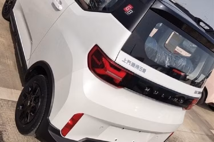 Theo thông tin đăng trên trang web của Bộ Công nghiệp và Công nghệ Thông tin Trung Quốc, mẫu xe này sở hữu chiều dài 2.997 mm, chiều rộng 1.493 mm, chiều cao 1.604 mm cũng như chiều dài cơ sở 2.010 mm. So với bản thường, Wuling Hongguang Mini EV Gameboy 2022 dài hơn 77 mm, rộng hơn 3 mm, thấp hơn 16 mm trong khi chiều dài cơ sở tăng 70 mm, hứa hẹn mang đến nội thất rộng rãi hơn