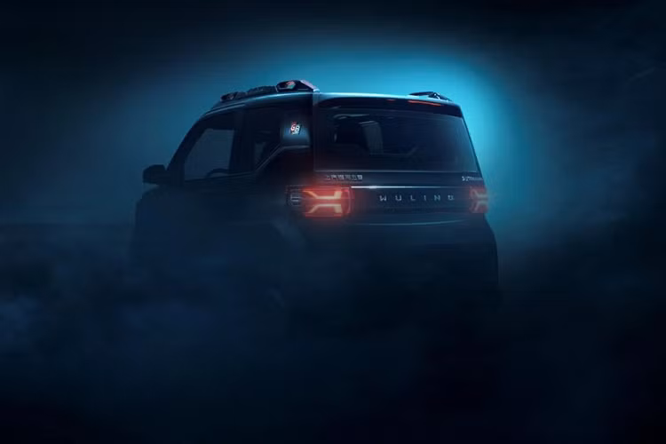 Qua đó, có thể thấy phiên bản này vẫn giữ lại thiết kế tổng thể vuông vức, theo phong cách kei car, của Wuling Hongguang Mini EV thông thường. Tuy nhiên, phiên bản Gameboy lại có thêm những chi tiết mới như logo Wuling phát sáng trên lưới tản nhiệt. Nối với logo này là 2 dải phát sáng, kéo dài sang đèn pha. Bên trong đèn pha là tạo hình chữ "X" mới, tạo cảm giác hiện đại hơn cho xe.