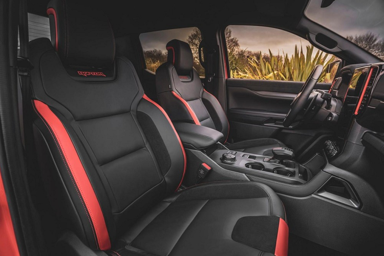 Tuy nhiên, chiếc xe Ford Ranger Raptor thế hệ mới này không phải là xe demo của hãng chạy thử mà dó tay chơi Việt nóng lòng muốn sở hữu Ford Ranger Raptor 2023 nên đã mua xe từ nước bạn Campuchia, sau đó cho xe mang biển số và làm các thủ tục cần thiết. Mức giá xe Ford Ranger Raptor 2023 nhập khẩu tư nhân này hiện chưa được tiết lộ.