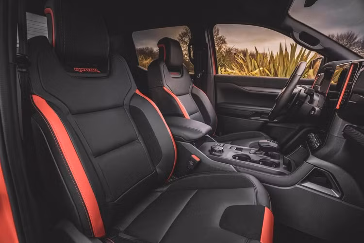 Tuy nhiên, chiếc xe Ford Ranger Raptor thế hệ mới này không phải là xe demo của hãng chạy thử mà dó tay chơi Việt nóng lòng muốn sở hữu Ford Ranger Raptor 2023 nên đã mua xe từ nước bạn Campuchia, sau đó cho xe mang biển số và làm các thủ tục cần thiết. Mức giá xe Ford Ranger Raptor 2023 nhập khẩu tư nhân này hiện chưa được tiết lộ.