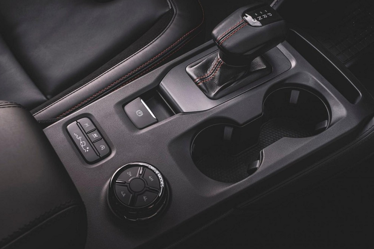 Vào đầu năm nay, hãng xe Ford đã chính thức vén màn thế hệ mới của dòng xe bán tải hiệu suất cao Ranger Raptor, hãng chọn ngày ra mắt rất đẹp là 22/2/2022. Ranger Raptor 2023 do bộ phận Ford Performance phát triển với định hướng vẫn là kết hợp giữa hiệu suất vận hành và khả năng off-road.