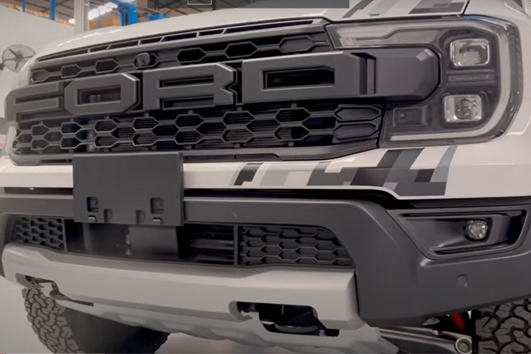 So với phiên bản trước, Ford Ranger Raptor thế hệ mới có ngoại hình ấn tượng hơn nhiều với phần đầu xe xuất hiện mặt ca-lăng cỡ lớn, được sơn đen mờ, xe sở hữu đèn pha siêu to siêu khổng lồ với công nghệ chiếu sang Matrix LED,cản va trước đi kèm tấm ốp màu bạc hầm hố hơn bản cũ đi kèm tấm ốp màu bạccũng như khác biệt hoàn toàn so với Ford Ranger 2022 đang bán ra tại Việt Nam