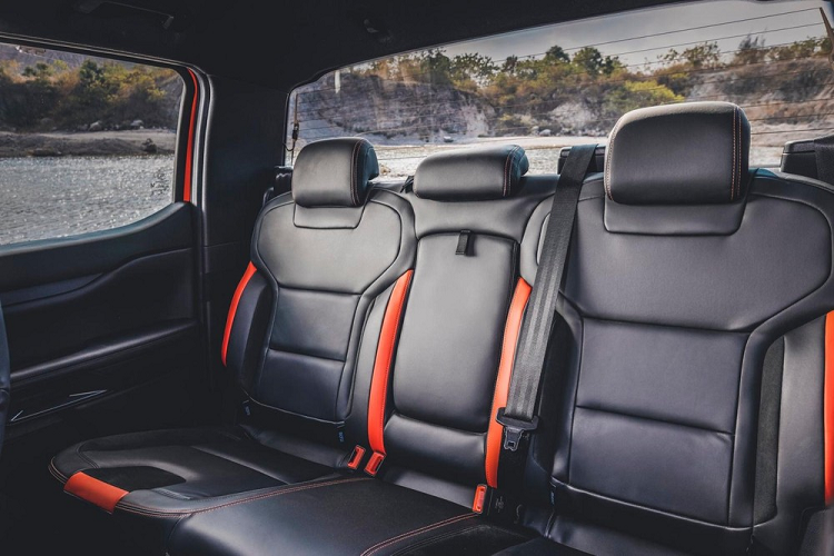 Hiện tại, thị trường Campuchia đã được phân phối chính hãng dòng xe bán tải Ford Ranger Raptor 2023, vì thế, điều này đã khiến giới chơi xe trong nước thèm khát, và một số người muốn nhanh chóng trải nghiệm phiên bản đẳng cấp hơn của Ford Ranger thế hệ mới đang bán chính hãng ở Việt Nam đã chấp nhận mua xe biển số Campuchia.