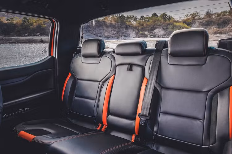 Hiện tại, thị trường Campuchia đã được phân phối chính hãng dòng xe bán tải Ford Ranger Raptor 2023, vì thế, điều này đã khiến giới chơi xe trong nước thèm khát, và một số người muốn nhanh chóng trải nghiệm phiên bản đẳng cấp hơn của Ford Ranger thế hệ mới đang bán chính hãng ở Việt Nam đã chấp nhận mua xe biển số Campuchia.