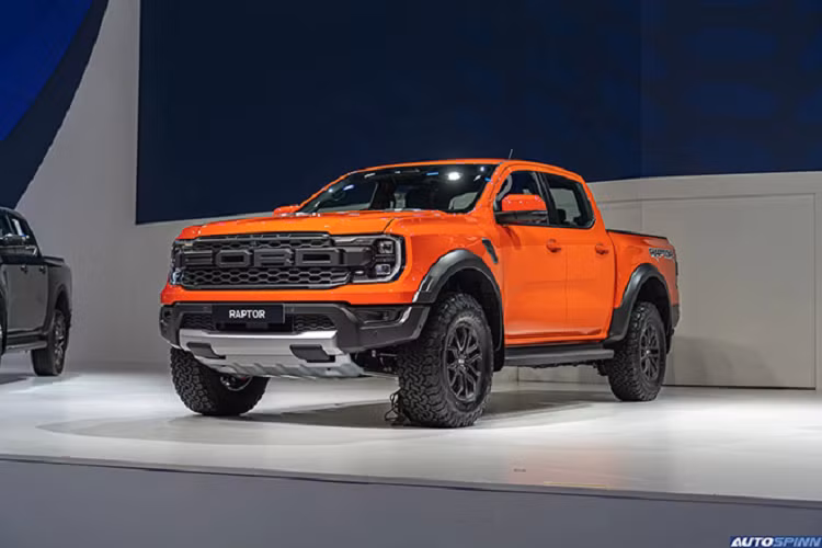 Bên trong Ford Ranger Raptor 2023 cũng thay đổi so với Ranger tiêu chuẩn chẳng hạn như xe được trang bị ghế thể thao cùng chỉ khâu màu nổi, vô lăng bọc da cao cấp, có tính năng sưởi và tích hợp lẫy chuyển số cũng như hệ thống đèn viền. Ngoài ra xe còn có bảng đồng hồ kỹ thuật số với màn hình 12,4 inch, màn hình cảm ứng 12 inch khổ dọc, phục vụ hệ thống thông tin giải trí SYNC4 và hệ thống âm thanh B&amp;O 10 loa.