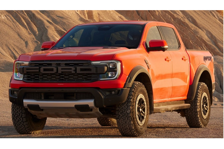 Riêng nắp capô xe tích hợp khe gió mới dành riêng cho Ford Ranger Raptor 2023, vòng ra bên hông, Ranger Raptor 2023 có bệ bước chân bên sườn bằng nhôm và logo Raptor không thể thiếu bên hông thùng xe. Gầm xe còn được bảo vệ bằng tấm ốp cỡ lớn hơn bên dưới cản trước, làm bằng thép cường độ cao dày 58 mm, kế tiếp là móc kéo ở cả hai đầu xe, phòng trường hợp cần cứu hộ và đèn hậu LED mới.