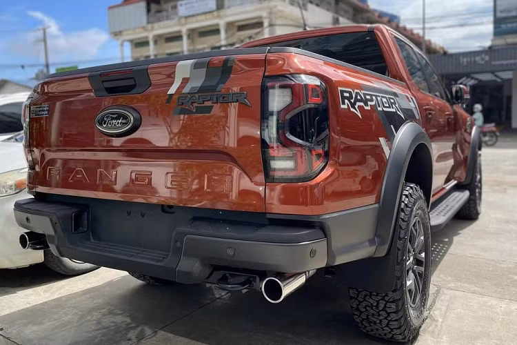Như vậy, chỉ sau hơn 1 tháng hãng xe Ford Việt Nam cho ra mắt dòng "vua bán tải" Ranger thế hệ mới, các tay chơi trong nước đã nhanh chóng sở hữu cho mình chiếc xe bán tải ấn tượng hơn là Ford Ranger Raptor 2023. Hình ảnh chụp lại cho thấy, chiếc bán tải Ford Ranger Raptor 2023 thế hệ mới đang di chuyển tại TP HCM.