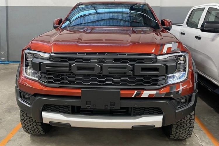 Mới đây, trên mạng xã hội đã xuất hiện những hình ảnh chụp lại một chiếc xe bán tải Ford Ranger Raptor 2023 tại Sài Gòn, qua 2 bức ảnh này, có thể dễ dàng nhận thấy đây là một chiếc Ford Ranger Raptor thế hệ mới. Điều này đã khiến cư dân mạng không khỏi xôn xao.