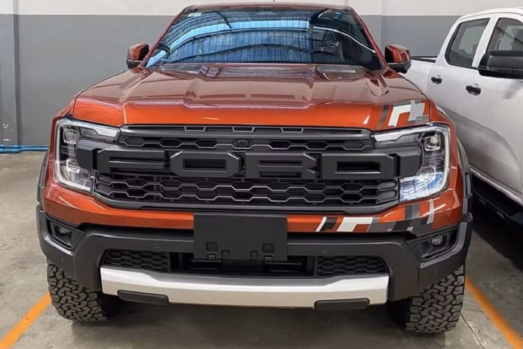 Mới đây, trên mạng xã hội đã xuất hiện những hình ảnh chụp lại một chiếc xe bán tải Ford Ranger Raptor 2023 tại Sài Gòn, qua 2 bức ảnh này, có thể dễ dàng nhận thấy đây là một chiếc Ford Ranger Raptor thế hệ mới. Điều này đã khiến cư dân mạng không khỏi xôn xao.