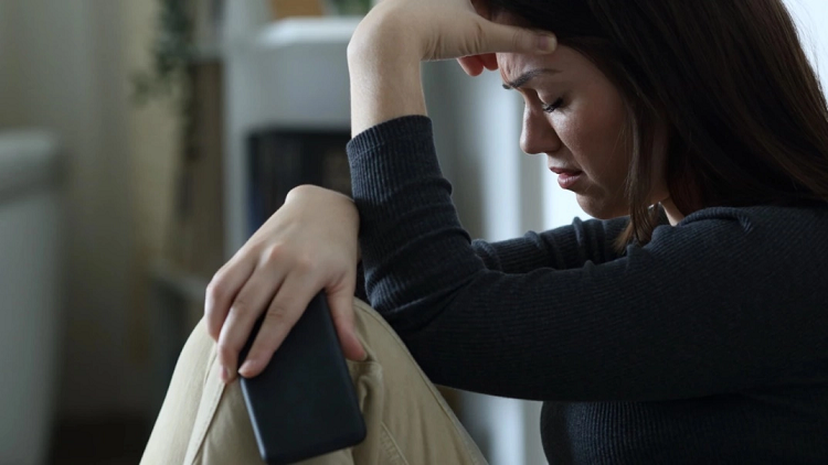 Bat ngo gap chong cu cho vo moi tren duong