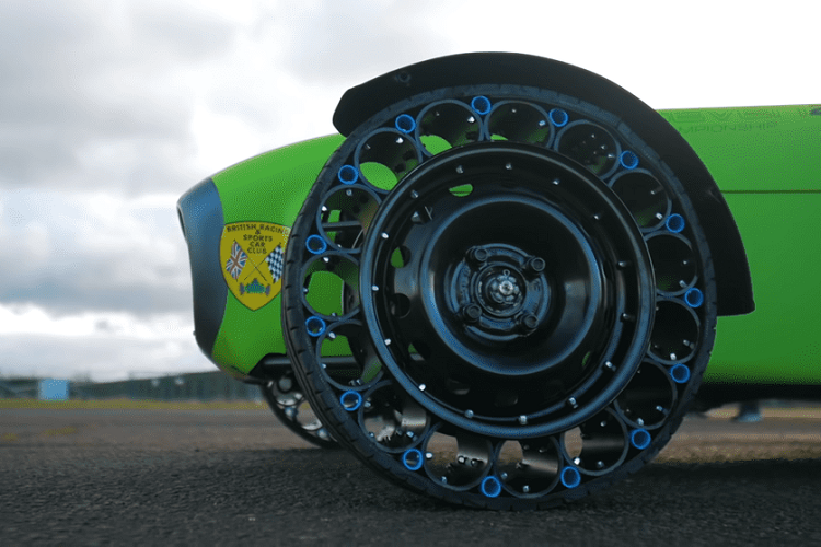 Để tạo ra mỗi chiếc lốp rỗng khí, “Driven Media” cần một la-zăng thép 14 inch từ Ford Mondeo, 15 đoạn ống nước ngọt đã được cắt, và các ống nhỏ hơn với tác dụng chống rung. Để gắn chặt tất cả những thứ này với nhau, đội ngũ đã sử dụng hơn 300 đai ốc và bu lông. Tổng chi phí? Chỉ 300 bảng Anh một bánh xe, tương đương hơn 9 triệu đồng.