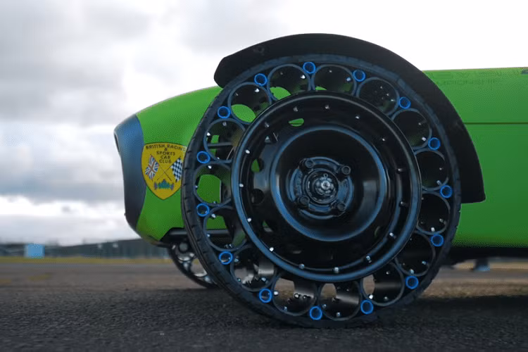 Để tạo ra mỗi chiếc lốp rỗng khí, “Driven Media” cần một la-zăng thép 14 inch từ Ford Mondeo, 15 đoạn ống nước ngọt đã được cắt, và các ống nhỏ hơn với tác dụng chống rung. Để gắn chặt tất cả những thứ này với nhau, đội ngũ đã sử dụng hơn 300 đai ốc và bu lông. Tổng chi phí? Chỉ 300 bảng Anh một bánh xe, tương đương hơn 9 triệu đồng.