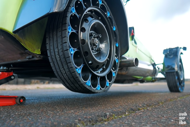 Tuy nhiên, những chiếc lốp rỗng khí tự chế đã vượt qua những bài thử nghiệm quan trọng, giúp mọi người thấy được hiệu quả thật của chúng. Trong một thử nghiệm đâm thủng bằng cách sử dụng một chiếc ván đóng đinh, lốp xe đã chạy qua ngon lành.