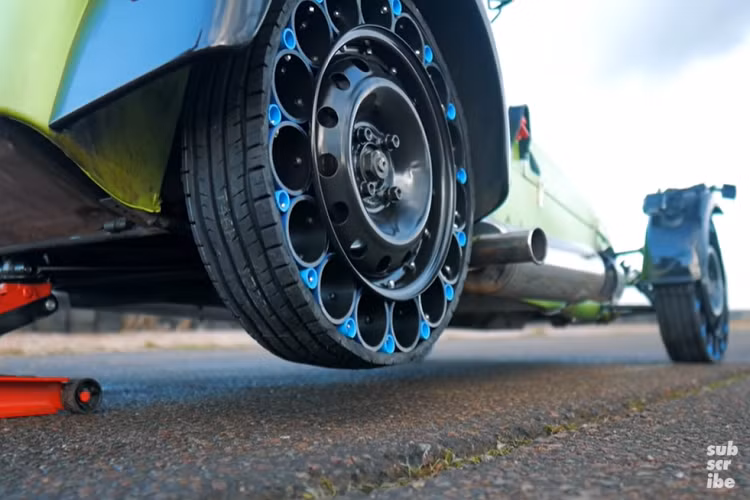 Tuy nhiên, những chiếc lốp rỗng khí tự chế đã vượt qua những bài thử nghiệm quan trọng, giúp mọi người thấy được hiệu quả thật của chúng. Trong một thử nghiệm đâm thủng bằng cách sử dụng một chiếc ván đóng đinh, lốp xe đã chạy qua ngon lành.