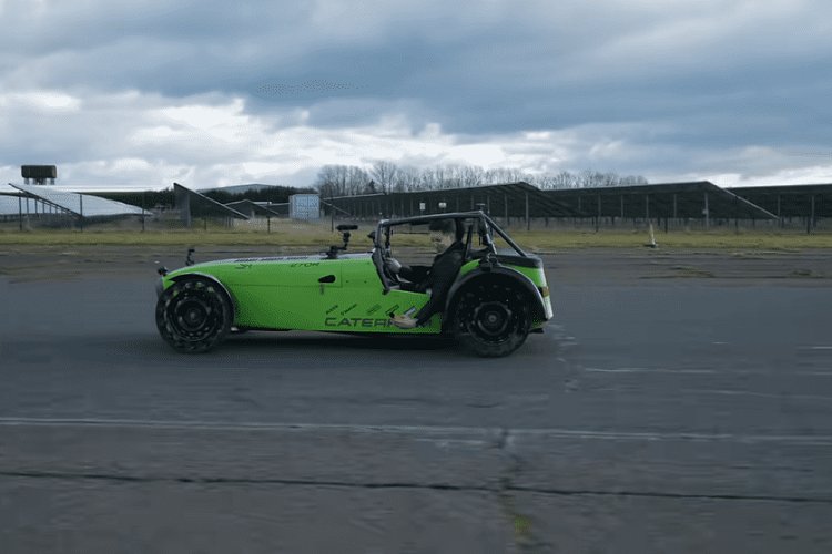 Trong những bài thử nghiệm trên đường có gờ giảm tốc và ổ gà, lốp xe tự chế cũng hoạt động khá tốt. Trong bài thử nghiệm đường đua cuối cùng có liên quan đến kỹ thuật drift, liệu những chiếc lốp rỗng khí này có tồn tại nguyên vẹn không?