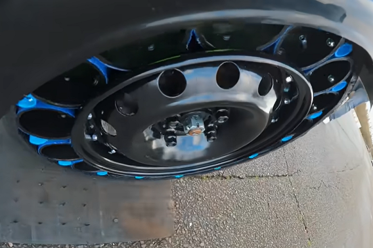 Đối với các bài thử nghiệm thực tế trên đường, Driven Media đã sử dụng một chiếc Caterham Seven làm phương tiện thử nghiệm. Với tổng trọng lượng xe khoảng 800 kg, trọng lượng dồn lên mỗi bánh xe khi đứng yên là khoảng 200 kg, và những lốp rỗng khí tự thế này có thể chống chịu dễ dàng. 