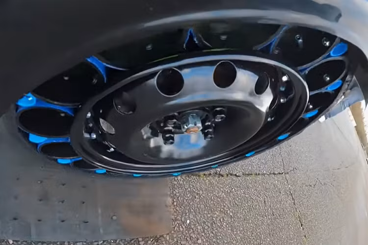 Đối với các bài thử nghiệm thực tế trên đường, Driven Media đã sử dụng một chiếc Caterham Seven làm phương tiện thử nghiệm. Với tổng trọng lượng xe khoảng 800 kg, trọng lượng dồn lên mỗi bánh xe khi đứng yên là khoảng 200 kg, và những lốp rỗng khí tự thế này có thể chống chịu dễ dàng. 