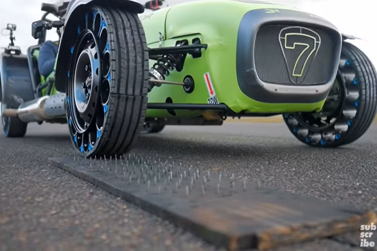 Nhưng những con người từ kênh YouTube “Driven Media” ở Anh Quốc không muốn chờ đợi lâu như thế. Vì vậy, họ đã quyết định tự chế bộ lốp rỗng khí bằng những vật liệu mà bạn thường có thể mua từ một cửa hàng phần cứng địa phương. Quan trọng hơn, họ đưa sáng tạo của mình vào thử nghiệm - trên đường đua và trên những ứng dụng công cộng.