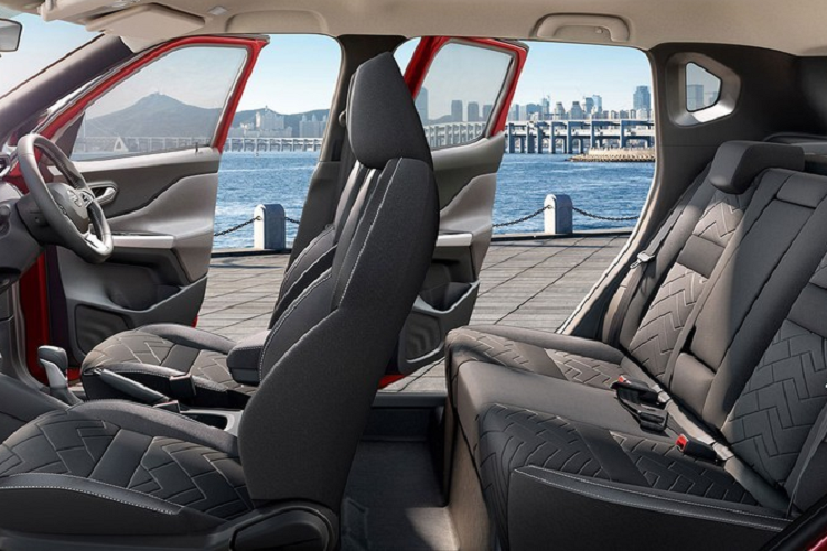 Ở Kia Sonet 7 chỗ, hàng ghế thứ ba bị đánh giá là rất chật, chỉ phù hợp với trẻ nhỏ hoặc gập xuống để tăng thể tích khoang hành lý. Nissan Magnite phiên bản 7 chỗ dự kiến cũng không khá hơn là bao. Bên cạnh đó, Autocar Ấn Độ cho biết, Nissan Magnite 7 chỗ sẽ không thay đổi thiết kế ngoại thất so với phiên bản 5 chỗ.