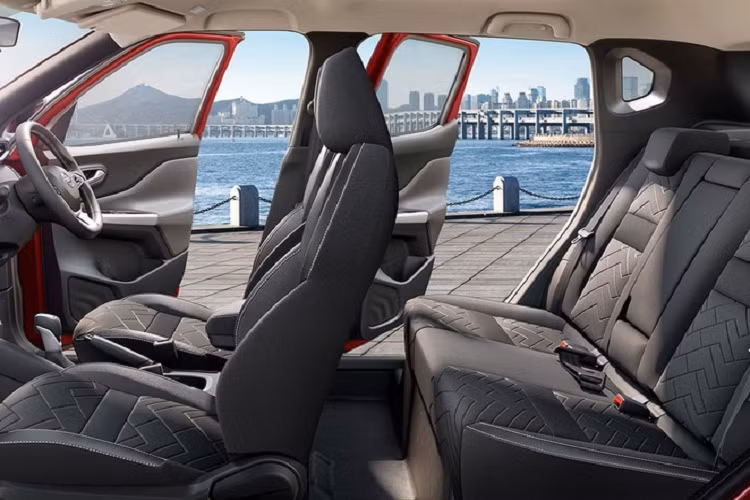 Ở Kia Sonet 7 chỗ, hàng ghế thứ ba bị đánh giá là rất chật, chỉ phù hợp với trẻ nhỏ hoặc gập xuống để tăng thể tích khoang hành lý. Nissan Magnite phiên bản 7 chỗ dự kiến cũng không khá hơn là bao. Bên cạnh đó, Autocar Ấn Độ cho biết, Nissan Magnite 7 chỗ sẽ không thay đổi thiết kế ngoại thất so với phiên bản 5 chỗ.