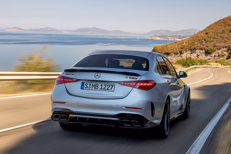 Hai khối động cơ xăng và điện kết hợp tạo thành hệ truyền động của C63 S E Performance, với tổng công suất lên đến 680 mã lực và mô-men xoắn 1.020 Nm. Xe có khả năng tăng tốc 0-100 km/h trong 3,4 giây, vận tốc tối đa 280 km/h. Sức mạnh truyền đến các bánh thông qua hệ dẫn động 4Matic+ và hộp số tự động 9 cấp.