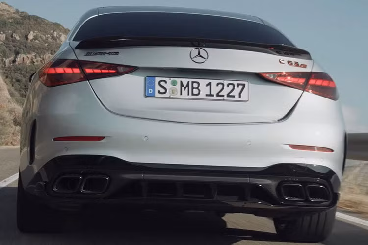 So với thế hệ tiền nhiệm, mẫu xe sedan Mercedes-AMG C63 S sở hữu các đường nét thể thao hơn, với hốc gió lớn, lưới tản nhiệt Panamericana được mạ chrome tối màu. So với bản tiêu chuẩn, C63 S dài hơn 83 mm, rộng hơn 50 mm và chiều dài cơ sở tăng 10 mm.