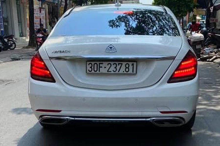 Dưới phần bình luận trên các diễn đàn MXH, các "thám tử mạng" cũng lập tức tìm được một chiếc Hyundai Grand i10 mang biển có cùng dãy số “30F-287.81” như trên chiếc Mercedes-Benz S-Class và cho rằng biển trên chiếc Grand i10 mới đúng.