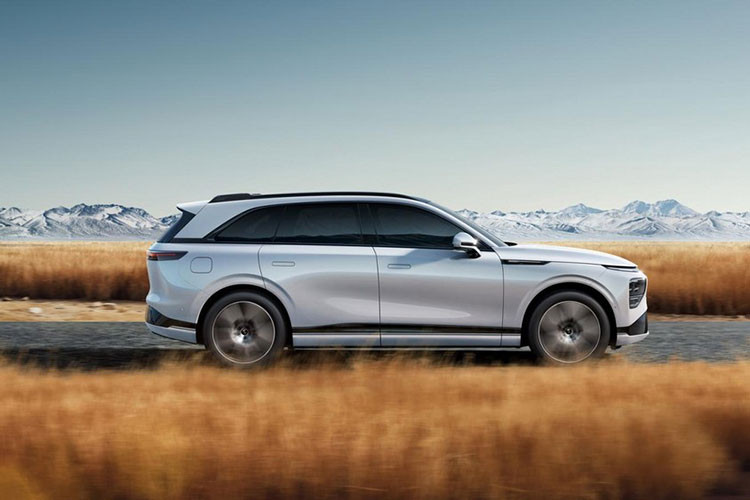 Chiếc xe này cũng sở hữu tính năng lái bán tự động mới nhất, hứa hẹn có khả năng điều hướng trên đường cao tốc (bao gồm cả các nút giao), chuyển làn và tự động lái xe đến các điểm đỗ xe đã lưu từ trước.