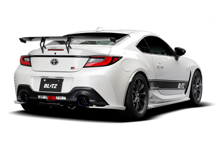 Cuối cùng là các tùy chọn nâng cấp xử lý như hệ thống treo được hạ thấp và cứng hơn, bộ hãm tốc mạnh hơn, thanh chống và phanh mạnh hơn. Tất cả đã làm cho bộ đôi Toyota GR86 và Subaru BRZ độ Blitz có cảm xúc mạnh mẽ cho những người đam mê chúng.