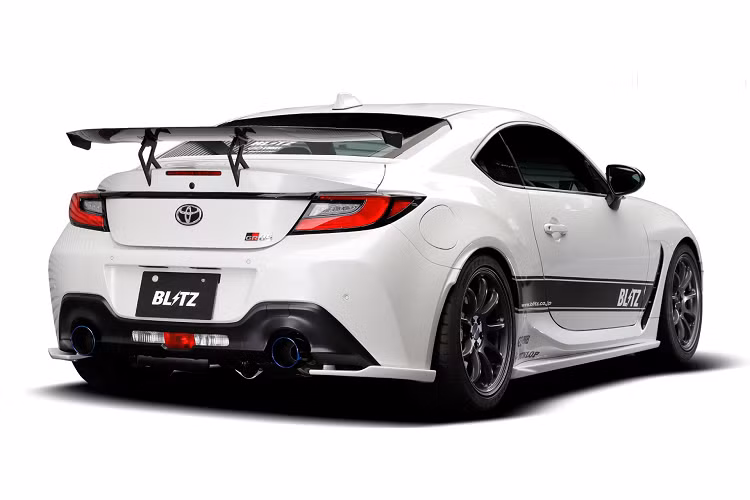 Cuối cùng là các tùy chọn nâng cấp xử lý như hệ thống treo được hạ thấp và cứng hơn, bộ hãm tốc mạnh hơn, thanh chống và phanh mạnh hơn. Tất cả đã làm cho bộ đôi Toyota GR86 và Subaru BRZ độ Blitz có cảm xúc mạnh mẽ cho những người đam mê chúng.