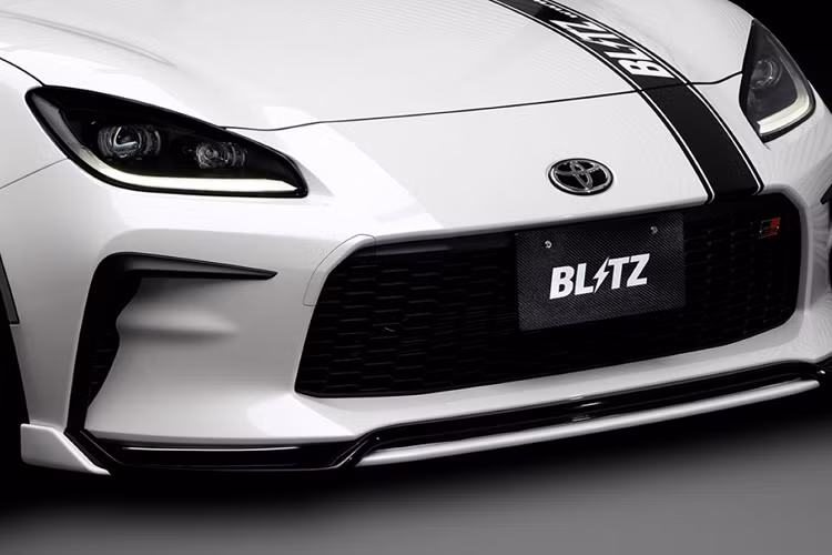 Cánh gió phía trước có giá 423 Đô, 616 Đô với dải đèn LED, phần mở rộng líp hông có giá bán 769 Đô, bộ khuếch tán có giá bán 346 Đô và trang trí cửa sổ sau có giá bán 269 Đô.