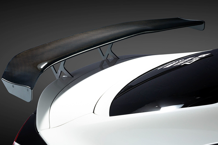 Bên cạnh những sửa đổi về mặt diện mạo tổng thể, Blitz còn cung cấp một loạt nâng cấp cơ học cho bộ đôi xe thể thao.